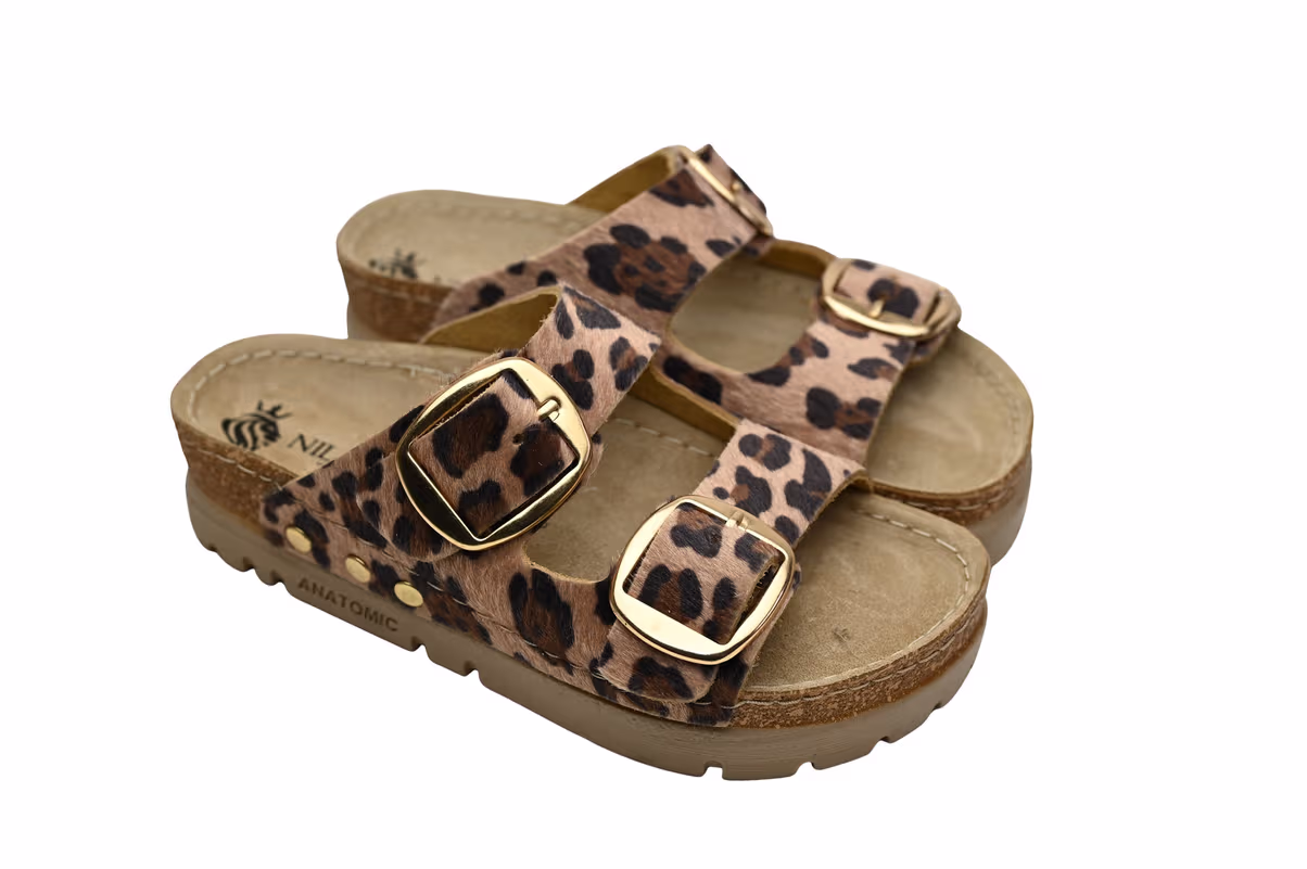 Bež anatomske kožne papuče sa leopard printom i dva kaiša. Detaljan prikaz anatomskog đona i kožne tabanice.